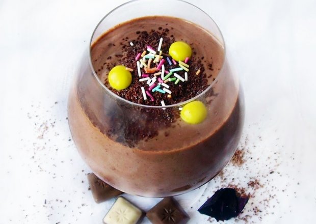 Fotografia przedstawiająca Budyń z czekoladą na jogurcie
