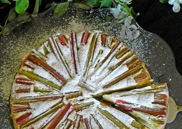Fotografia przedstawiająca Budyniowe ciasto z rabarbarem