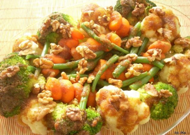 Fotografia przedstawiająca Bukiet warzyw z orzechami