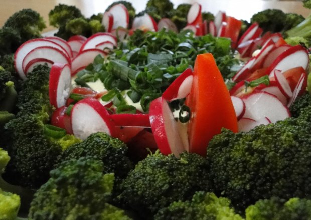 Fotografia przedstawiająca Bukiet warzyw z sosem czosnkowym