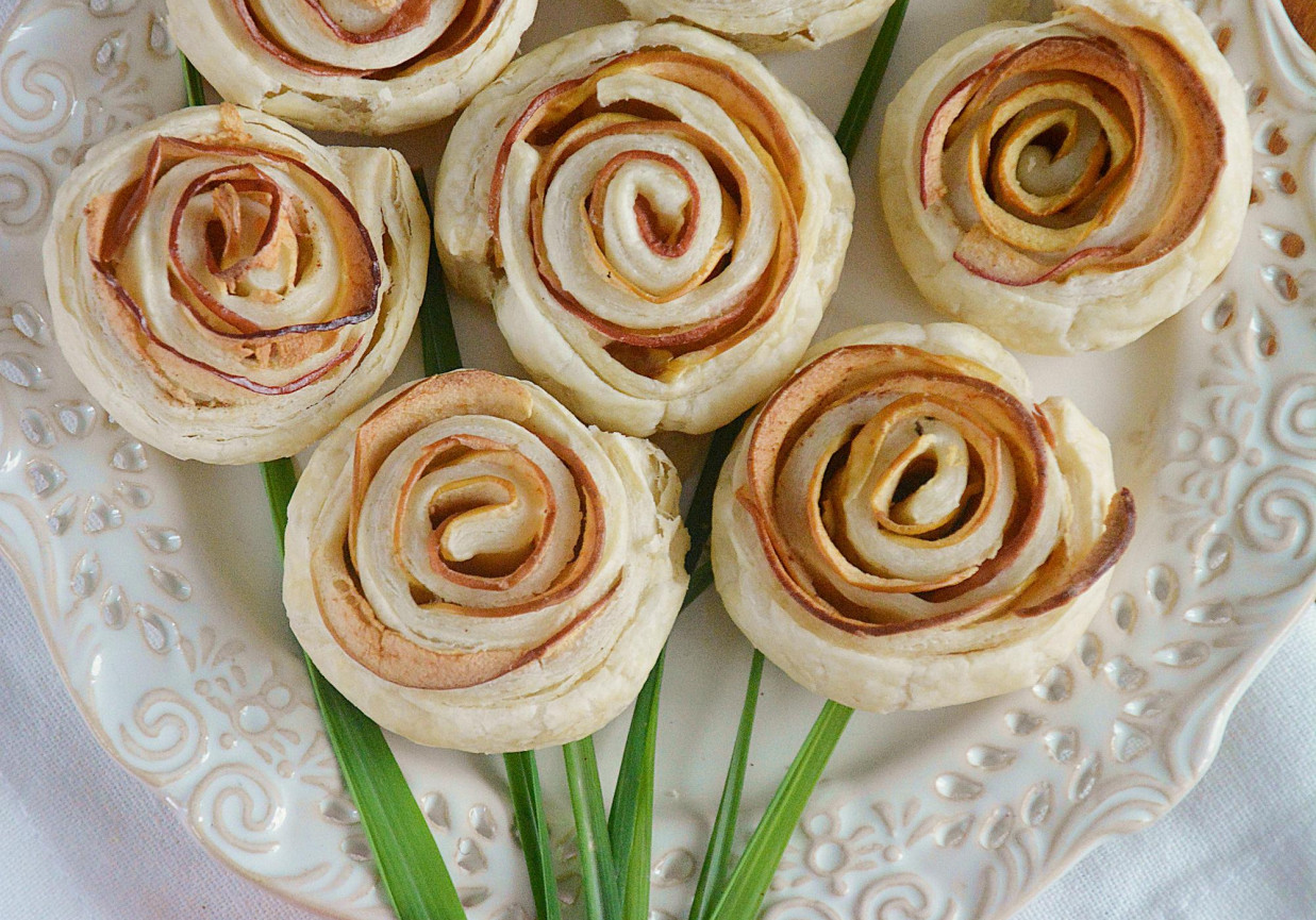 Bukiet z różami z ciasta francuskiego i jabłek foto