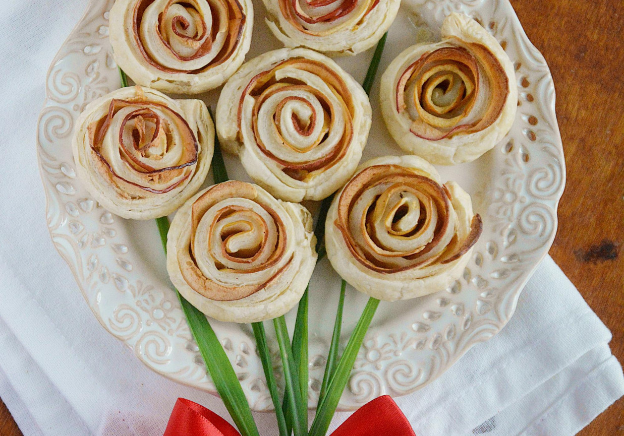 Bukiet z różami z ciasta francuskiego i jabłek foto