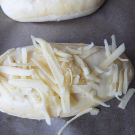 Krok 3 - Bułeczki drożdżowe z cebulą i serem foto