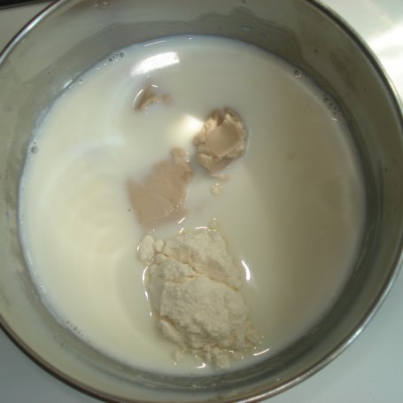 Krok 1 - Bułeczki drożdżowe z masłem orzechowym foto