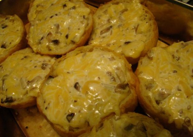 Fotografia przedstawiająca bułeczki na ciepło z serem żółtym
