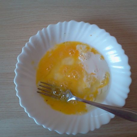 Krok 2 - Bułeczki smażone w jajku z żółtym serem foto