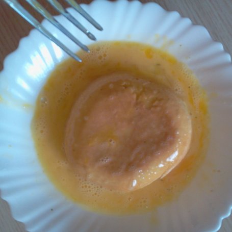 Krok 4 - Bułeczki smażone w jajku z żółtym serem foto