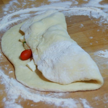 Krok 2 - Bułeczki trzy sery z pomidorkami i bazylią. foto