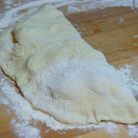 Krok 3 - Bułeczki trzy sery z pomidorkami i bazylią. foto