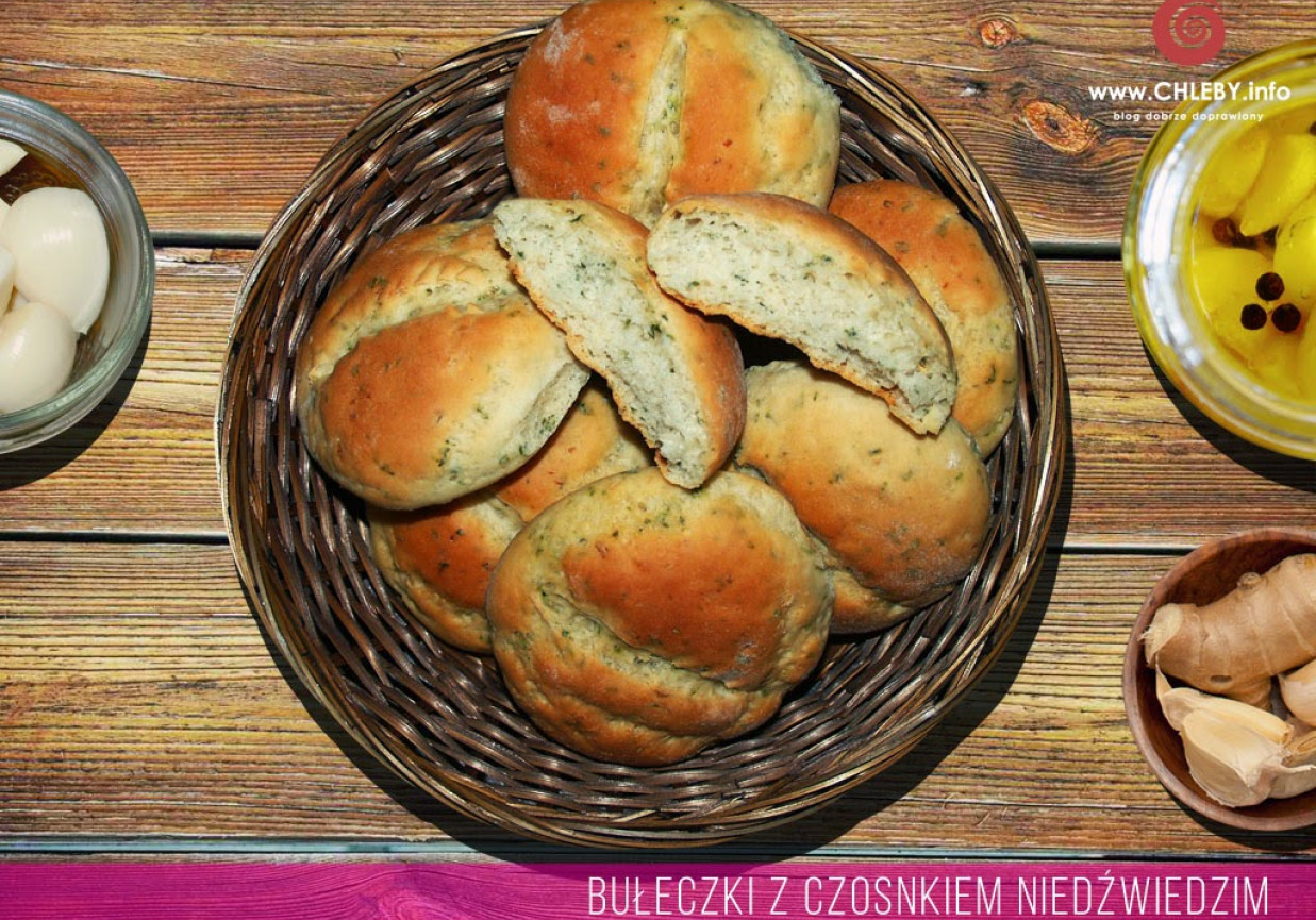 Bułeczki z czosnkiem niedźwiedzim  foto