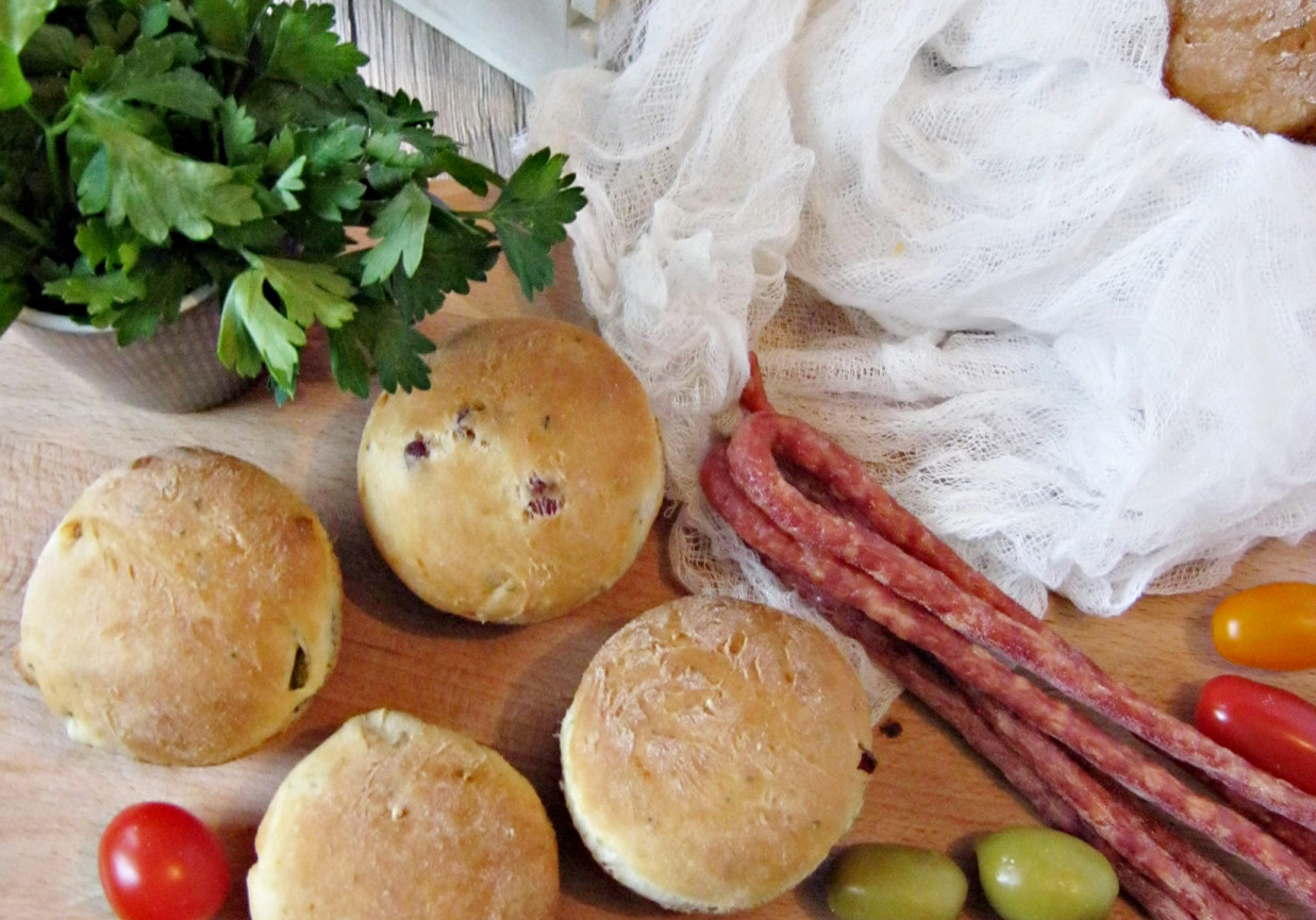 Bułeczki z kabanosami, zielonymi oliwkami i suszonymi pomidorami foto