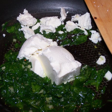 Krok 4 - Bułeczki z kurkumą, szpinakiem i fetą, czyli drożdżówki na słono :) foto
