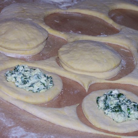 Krok 6 - Bułeczki z kurkumą, szpinakiem i fetą, czyli drożdżówki na słono :) foto