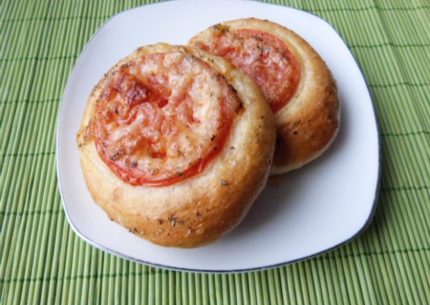 Fotografia przedstawiająca Bułeczki z pomidorem i mozzarellą