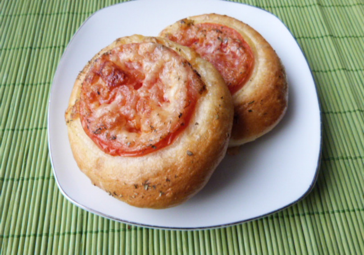 Bułeczki z pomidorem i mozzarellą foto