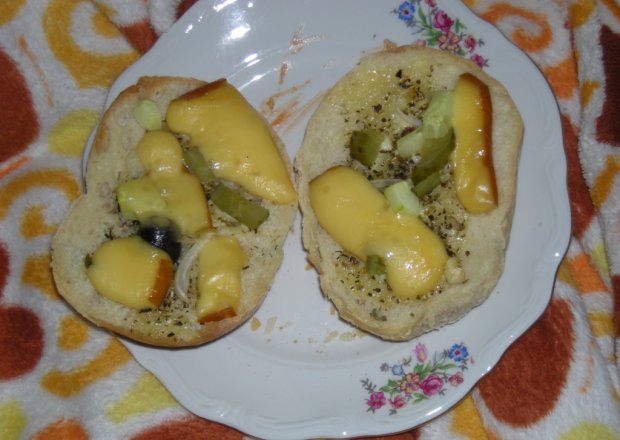 Fotografia przedstawiająca Bułeczki z wędzonym serem i ogórkami