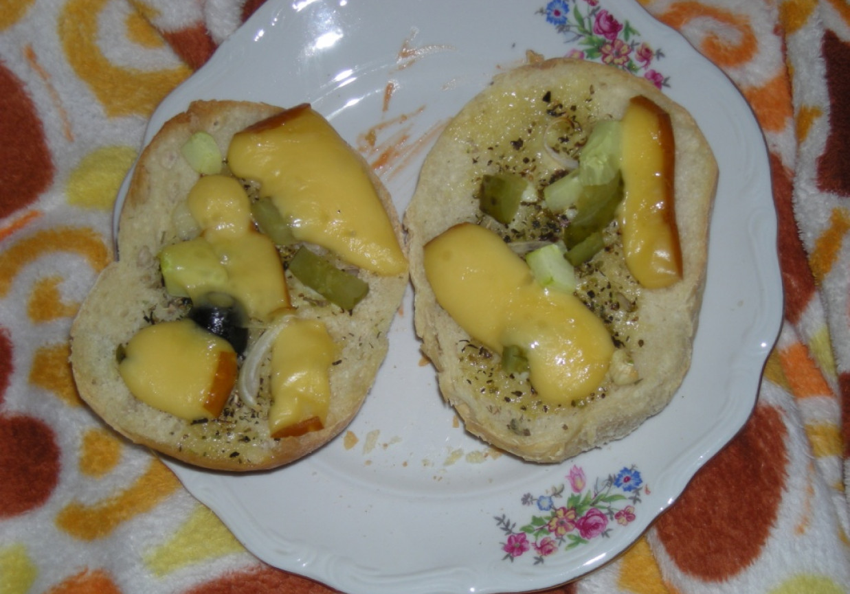 Bułeczki z wędzonym serem i ogórkami foto