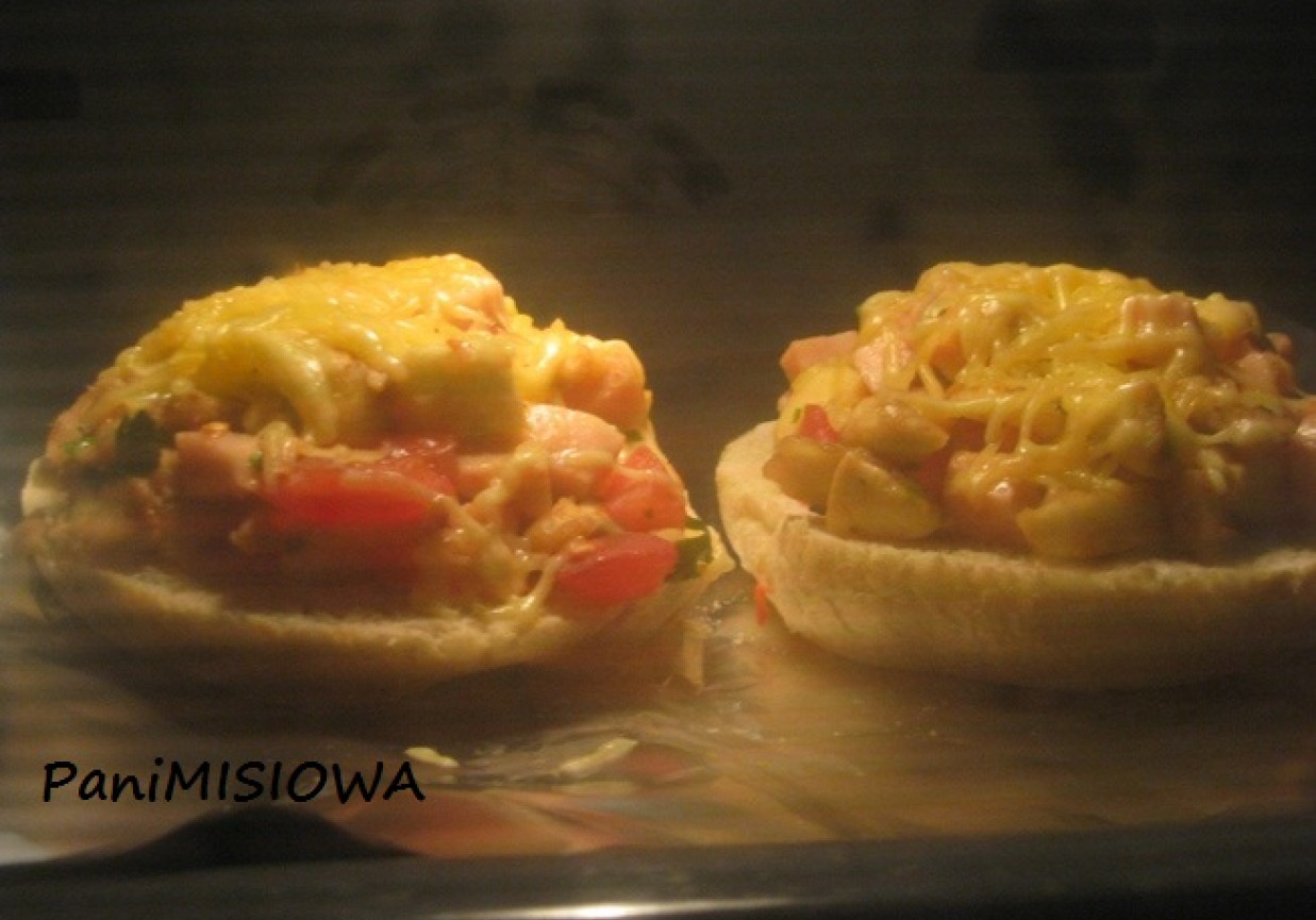 Bułeczki zapiekane z pomidorami, mozzarellą i bakłażanem foto