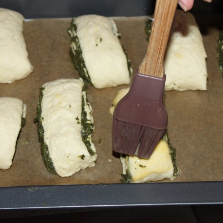 Krok 10 - Bułeczki ze szpinakiem , kozim serem i sosem czosnkowym  foto