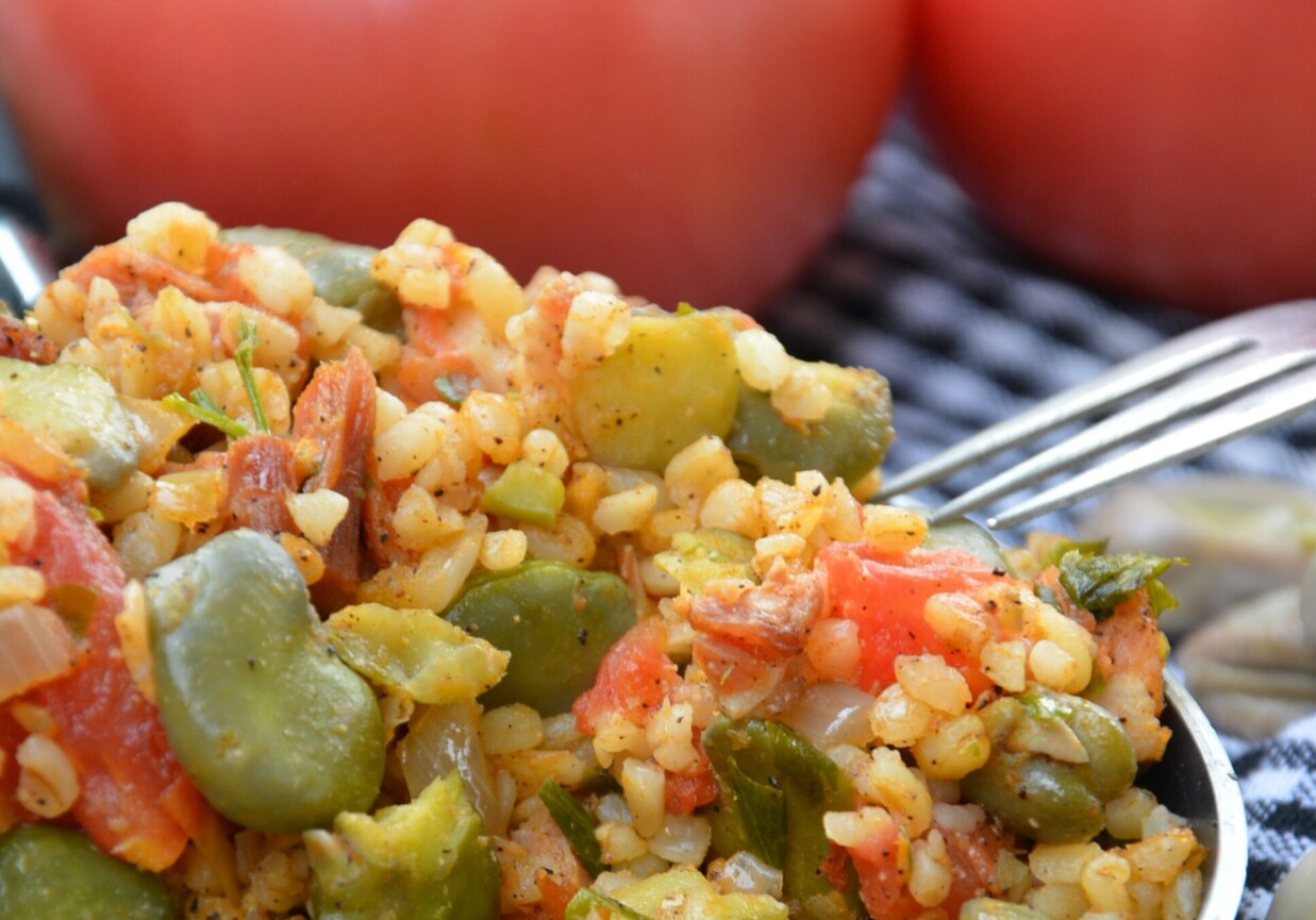 Bulgur z bobem i pomidorami foto