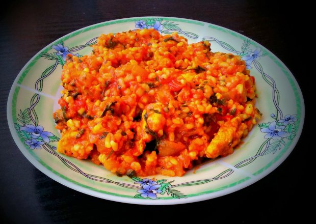 Fotografia przedstawiająca Bulgur z kurczakiem curry w sosie pomidorowym