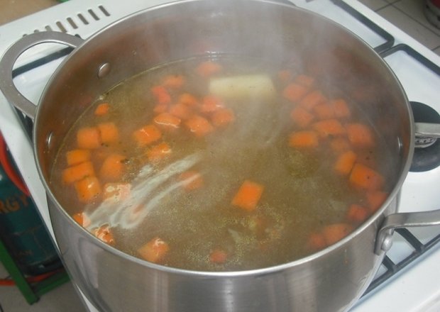 Fotografia przedstawiająca Bulion warzywny - baza do zup i sosów