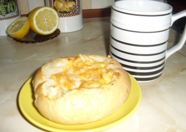 Fotografia przedstawiająca bułka faszerowana serem