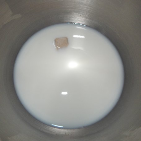 Krok 1 - Bułka pszenna na mleku i miodzie foto