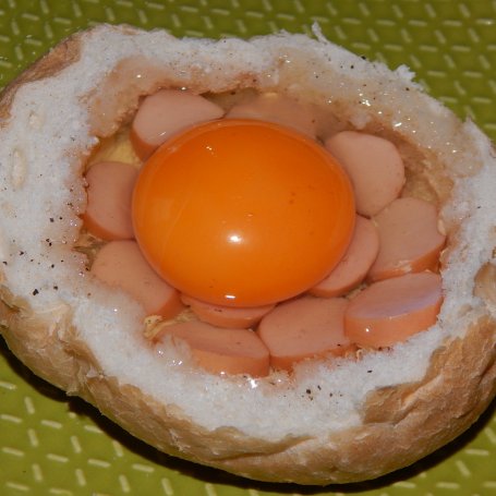 Krok 4 - Bułka z jajkiem i parówką foto
