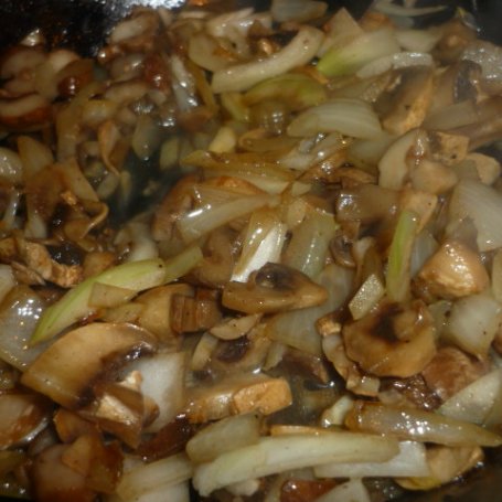 Krok 2 - Bułka z pieczarkami foto