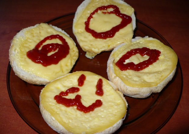 Fotografia przedstawiająca Bułka zapiekana z serem