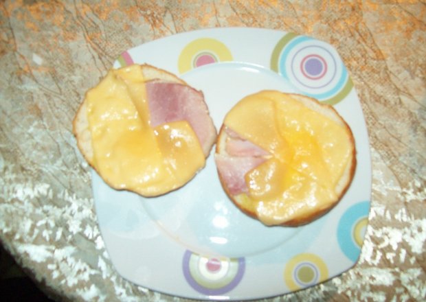 Fotografia przedstawiająca Bułka zapiekana z serem