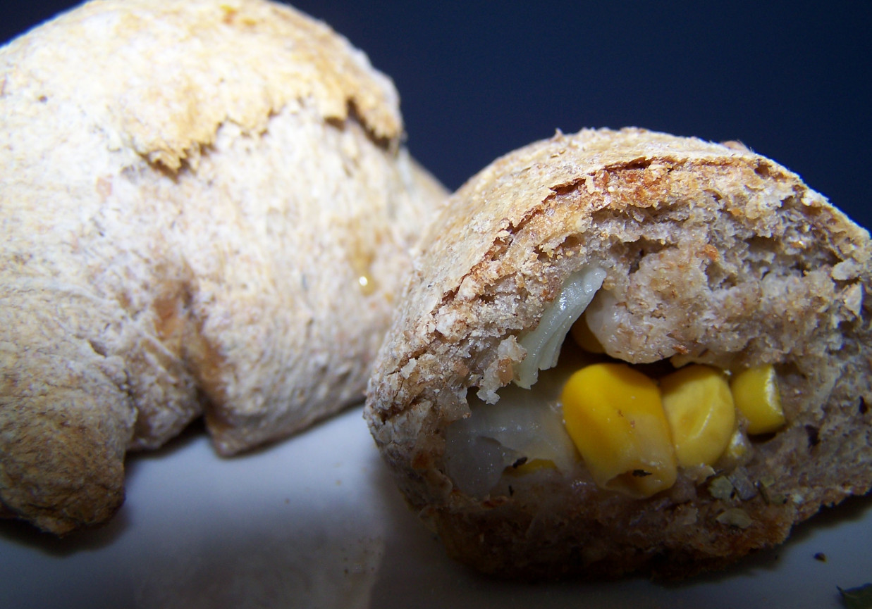 bułki chlebowe nadziewane kukurydzą foto