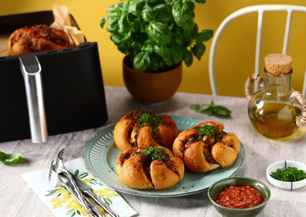 Fotografia przedstawiająca Bułki nadziewane z air fryera