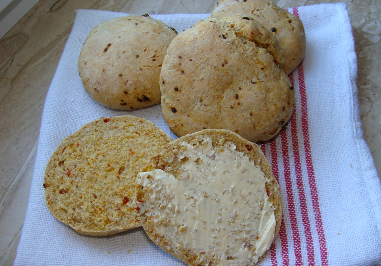 Bułki razowe z jagodami goji foto