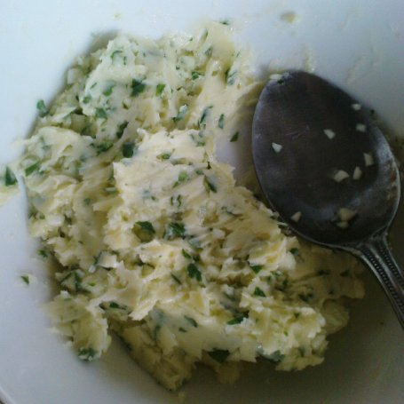 Krok 2 - Bułki z masłem czosnkowo-ziołowym foto