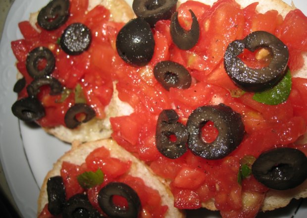 Fotografia przedstawiająca Bułki z pomidorami i oliwkami