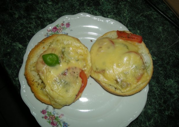 Fotografia przedstawiająca bułki z serem i pomidorem