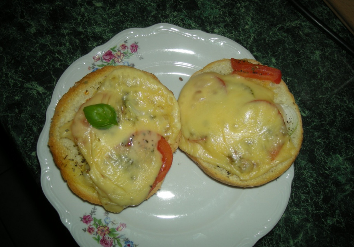 bułki z serem i pomidorem foto