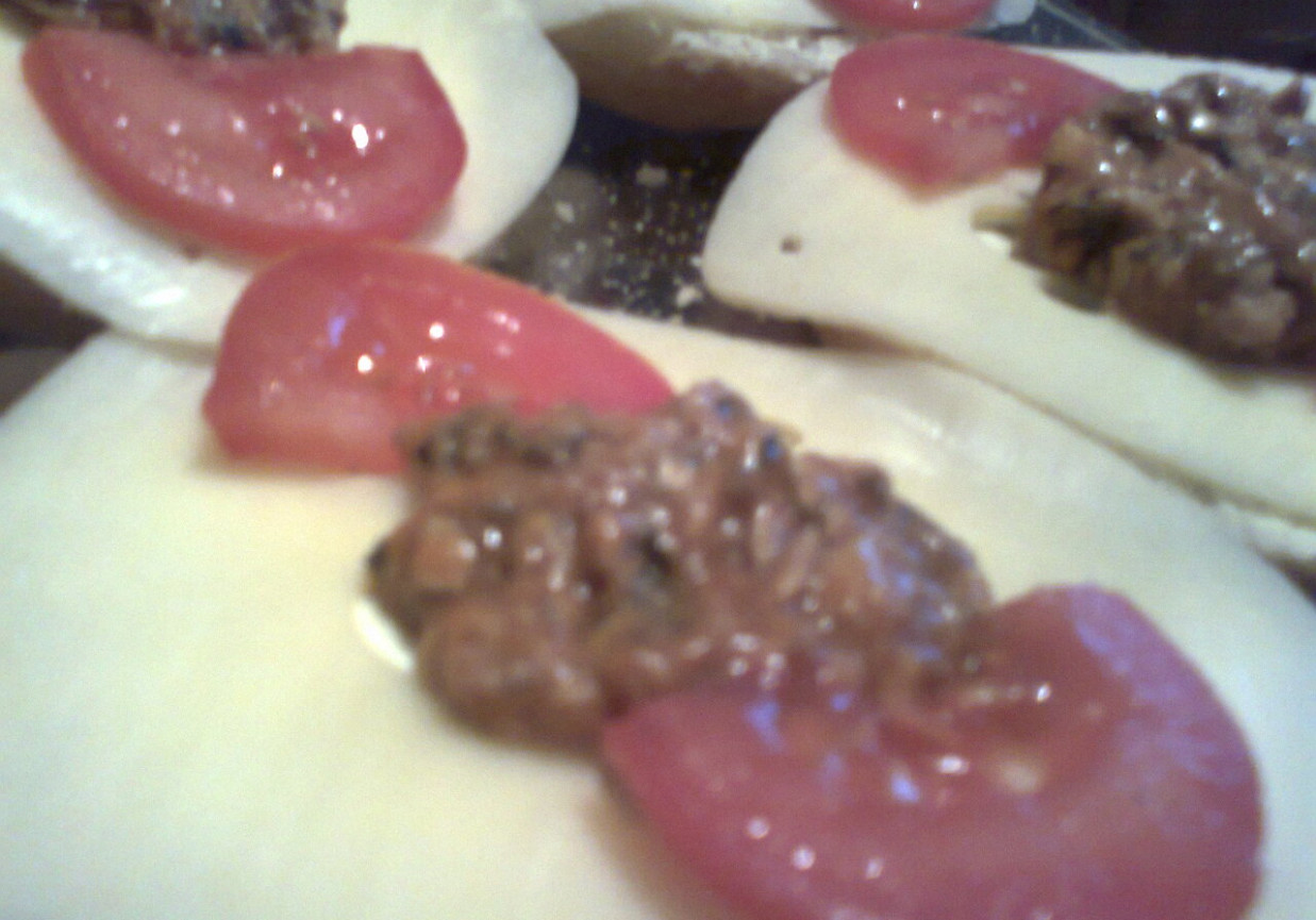 bułki z serem, pomidorem i szprotkami w pomidorach. foto