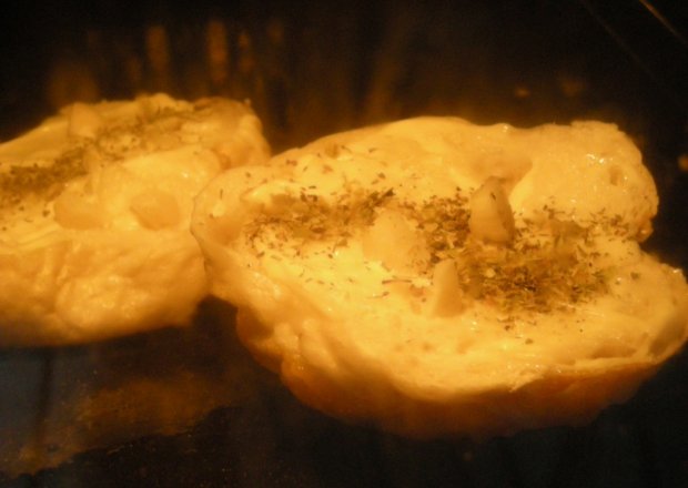 Fotografia przedstawiająca bułki zapiekane z majonezem czosnkowym