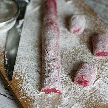 Krok 1 - Buraczane kopytka na parmezanowej piance foto