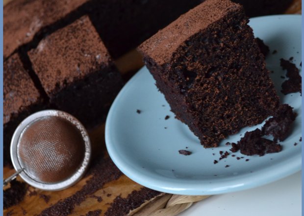 Fotografia przedstawiająca buraczano-czekoladowe ciasto