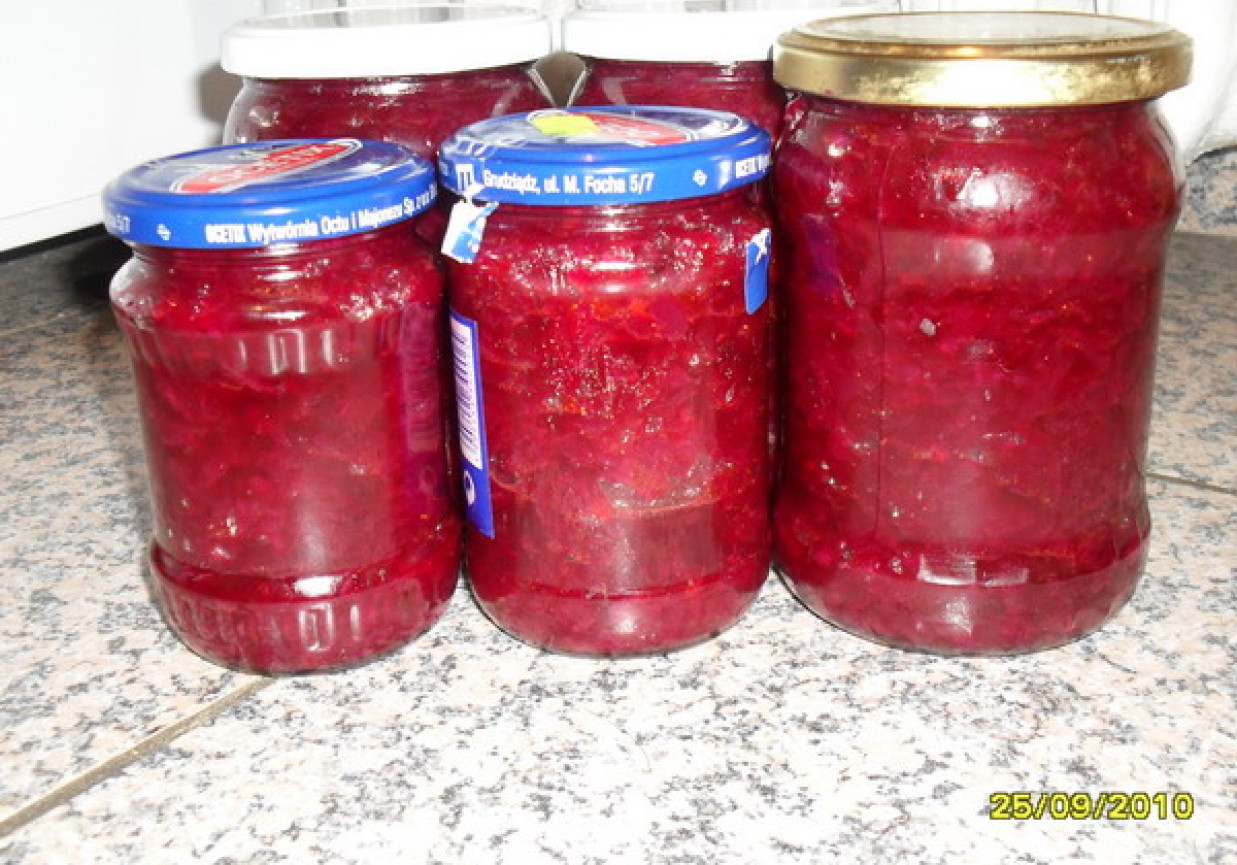 Buraczki z papryką i cebulą na zimę. foto