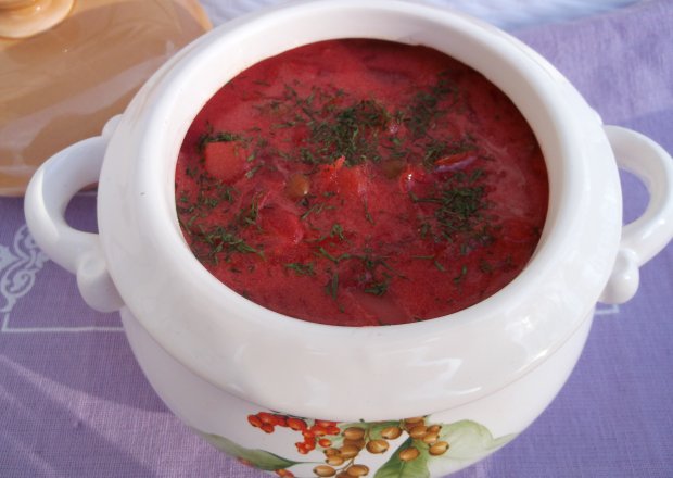 Fotografia przedstawiająca Buraczkowa zupa z warzywami.