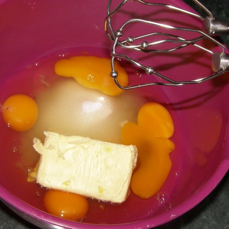 Krok 1 - buraczkowe ciasto z aronią i bitą śmietaną... foto