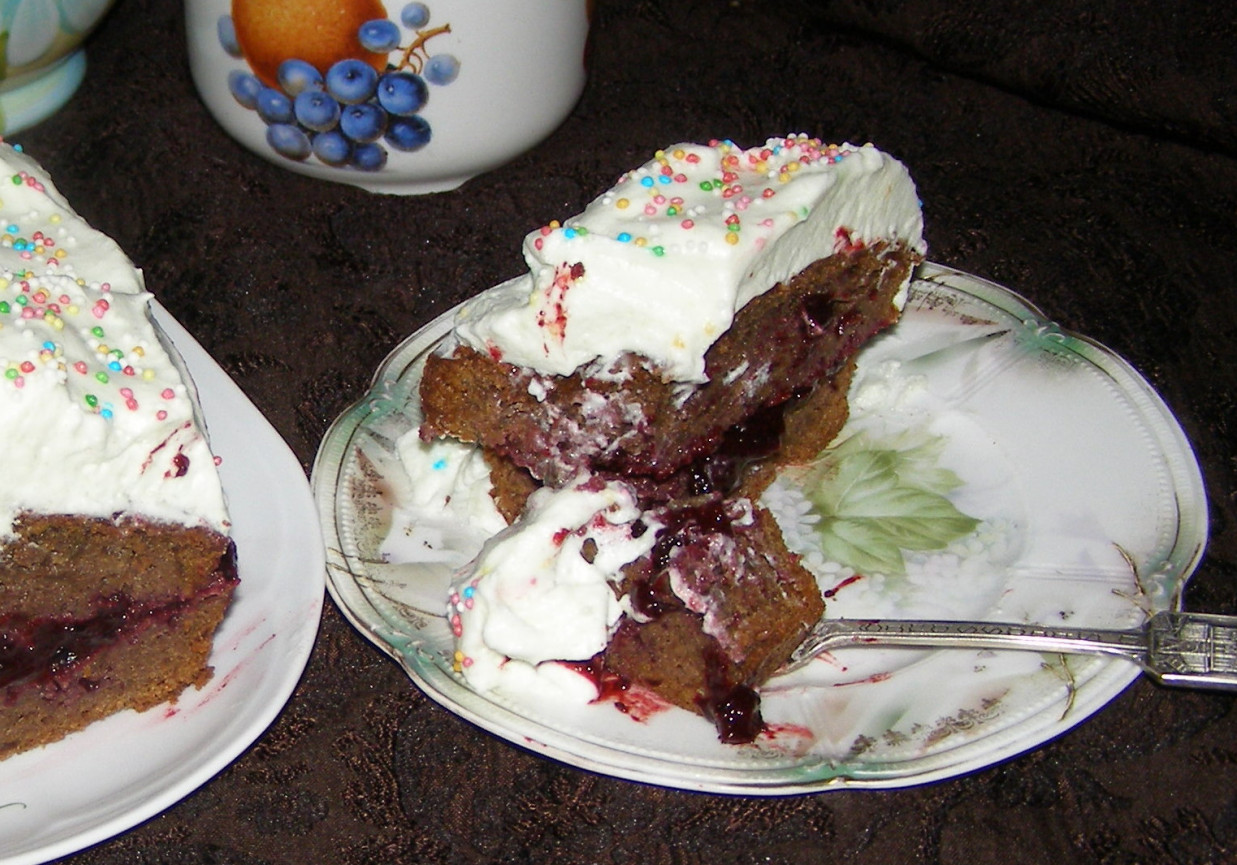 buraczkowe ciasto z aronią i bitą śmietaną... foto