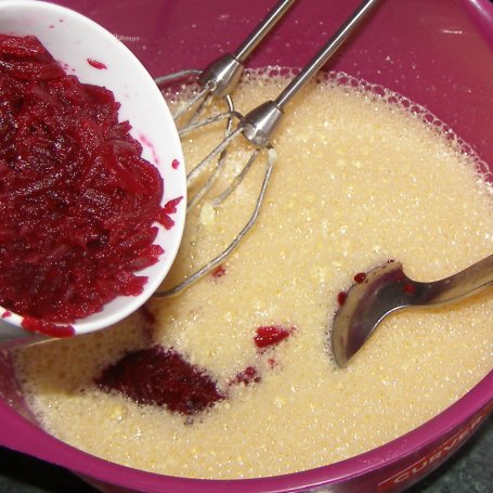 Krok 2 - buraczkowe ciasto z aronią i bitą śmietaną... foto