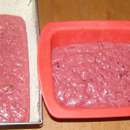 Krok 5 - buraczkowe ciasto z aronią i bitą śmietaną... foto