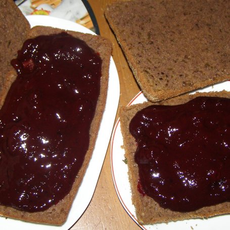 Krok 6 - buraczkowe ciasto z aronią i bitą śmietaną... foto